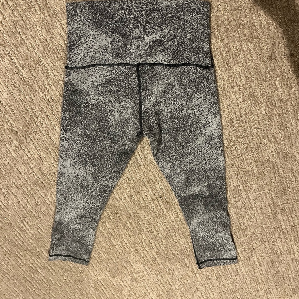 Lululemon Wunder Under Crop High-Rise in Luon Spray Jacquard White Black Size 8 - Picture 3 of 7